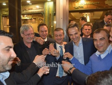 Με προβλέψεις για το ... Survivor και τσικουδιές έκλεισε την επίσκεψή του στην Κρήτη ο Κ. Μητσοτάκης (φωτό, βίντεο)